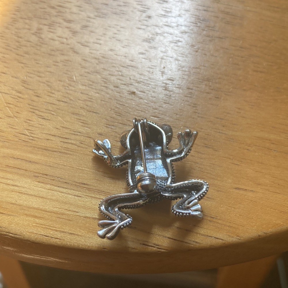 Silver brooch frog with green gemstone eyes - Picture 2 of 3